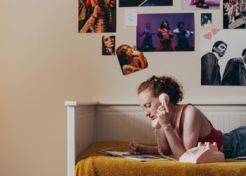 «Τα παιδιά δεν είναι καλά» – Η Gen Z παραμένει στο παιδικό δωμάτιο και ξοδεύει όλο και λιγότερο