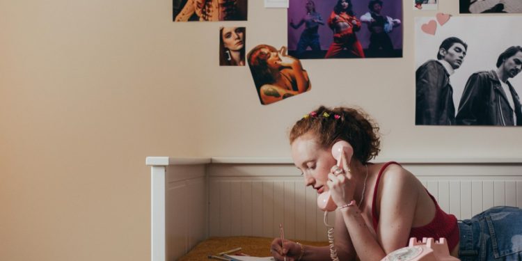 «Τα παιδιά δεν είναι καλά» – Η Gen Z παραμένει στο παιδικό δωμάτιο και ξοδεύει όλο και λιγότερο