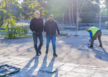 Αυτοψία του Δημάρχου Πειραιά Γιάννη Μώραλη στις εργασίες αναβάθμισης του γηπέδου ποδοσφαίρου 11×11 του Σ.Ε.Φ.  