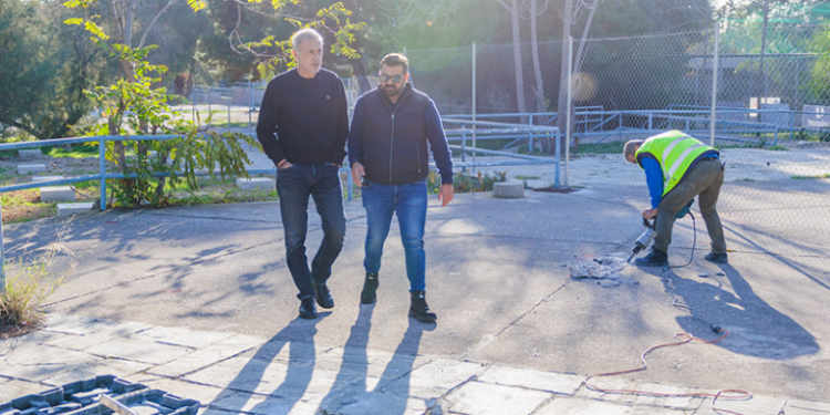 Αυτοψία του Δημάρχου Πειραιά Γιάννη Μώραλη στις εργασίες αναβάθμισης του γηπέδου ποδοσφαίρου 11×11 του Σ.Ε.Φ.  