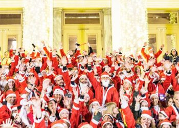 Χιλιάδες Άγιοι Βασίληδες «πλημμύρισαν» τον Πειραιά στο Santa Night Run