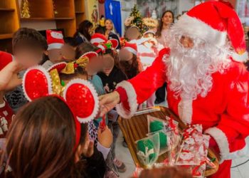 Ο Δήμαρχος Πειραιά Γιάννης Μώραλης σε χριστουγεννιάτικες εκδηλώσεις της πόλης