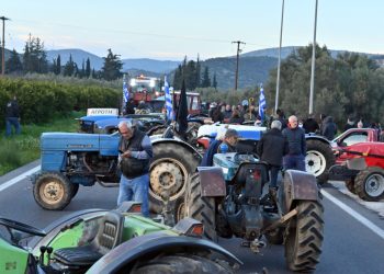 Αγρότες: «Η μόνη υπόλογη για τα μπλόκα είναι η κυβέρνηση» – Αντιπολιτευτικά πυρά