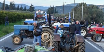 Αγρότες: «Η μόνη υπόλογη για τα μπλόκα είναι η κυβέρνηση» – Αντιπολιτευτικά πυρά