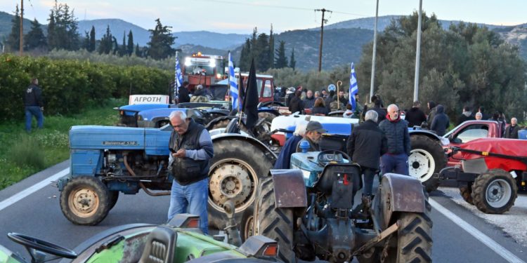Αγρότες: «Η μόνη υπόλογη για τα μπλόκα είναι η κυβέρνηση» – Αντιπολιτευτικά πυρά