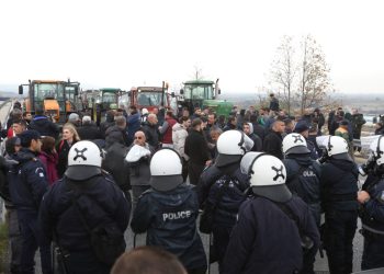 Αγρότες: Πληθαίνουν και ισχυροποιούνται τα μπλόκα – Η καταστολή δεν περνάει