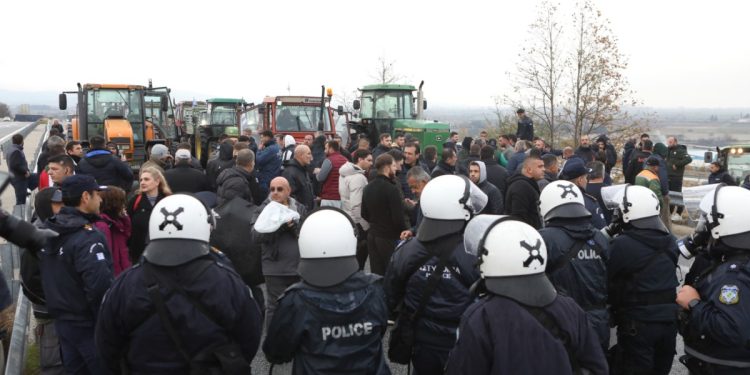 Αγρότες: Πληθαίνουν και ισχυροποιούνται τα μπλόκα – Η καταστολή δεν περνάει