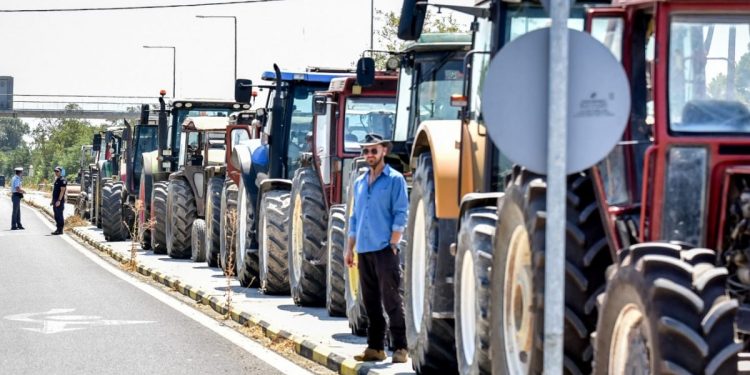 Τον αγρότη που πνίγεται στα χρέη χωρίς να φταίει, βαράς, μα θα φροντίσει μαζί με τον λαό να σου βγει ξινός ο τσαμπουκάς