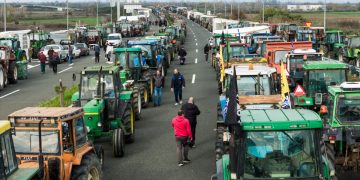 Ενισχύεται το αγροτικό μέτωπο – Πληθαίνουν τα μπλόκα – Σε κλοιό η κυβέρνηση, κοντά στους αγρότες η αντιπολίτευση