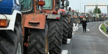 Ακλόνητοι στα μπλόκα οι αγρότες αυξάνουν την πίεση στην κυβέρνηση – Κλείνουν τις σήραγγες των Τεμπών, ανοίγουν διόδια