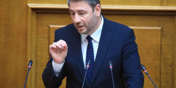 Ανδρουλάκης: Σύγκρουση με τον Μητσοτάκη, κριτική στον Τσίπρα και στο βάθος δημοσκοπικές «βελόνες»