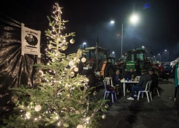 Έτοιμοι για γιορτές στα μπλόκα οι αγρότες, εντείνουν την πίεση στο Μαξίμου – Με τα τρακτέρ στα δικαστήρια Λάρισας σήμερα