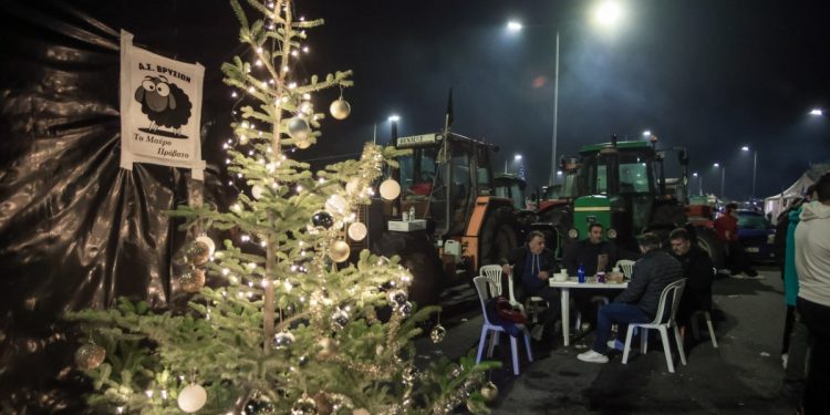 Έτοιμοι για γιορτές στα μπλόκα οι αγρότες, εντείνουν την πίεση στο Μαξίμου – Με τα τρακτέρ στα δικαστήρια Λάρισας σήμερα