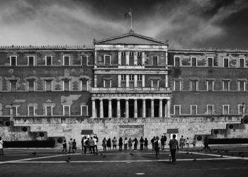 Το κρίσιμο σήμερα δεν είναι «τι θέλει ο λαός», αλλά ποιες επιλογές του προσφέρονται