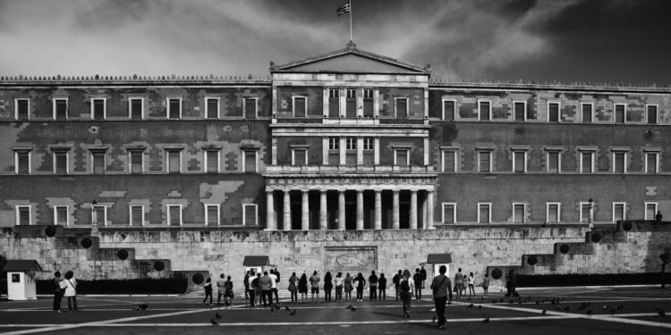 Το κρίσιμο σήμερα δεν είναι «τι θέλει ο λαός», αλλά ποιες επιλογές του προσφέρονται