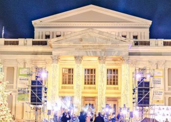 Ο Πειραιάς έλαμψε με τη φωταγώγηση του εντυπωσιακού Χριστουγεννιάτικου δέντρου