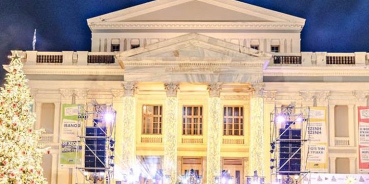 Ο Πειραιάς έλαμψε με τη φωταγώγηση του εντυπωσιακού Χριστουγεννιάτικου δέντρου
