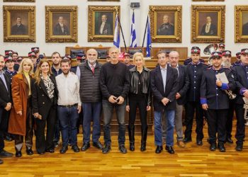 Χριστουγεννιάτικα κάλαντα και εορταστικές μελωδίες στον Δήμαρχο Πειραιά Γιάννη Μώραλη