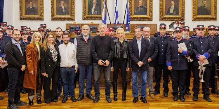 Χριστουγεννιάτικα κάλαντα και εορταστικές μελωδίες στον Δήμαρχο Πειραιά Γιάννη Μώραλη