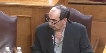 Διεθνής διασυρμός: Η Ελλάδα πρωταγωνιστεί στο χριστουγεννιάτικο κουίζ του Politico με σκάνδαλα και φραπέδες