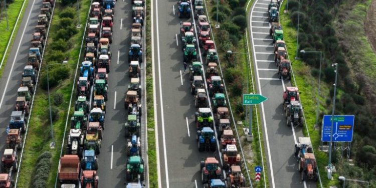 Oι αγρότες στους δρόμους, ο πρωτογενής τομέας σε δοκιμασία – Το σκάνδαλο του ΟΠΕΚΕΠΕ βάζει φωτιά στο χωράφι