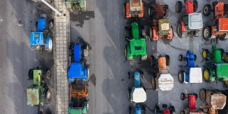 Αγρότες: Φουντώνει η οργή τους – «Λάδι στη φωτιά» η μεταφορά του ΟΠΕΚΕΠΕ στην ΑΑΔΕ