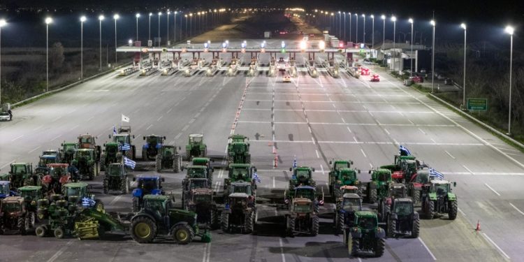 Κινητοποιήσεις: Γιορτές στα μπλόκα οι αγρότες και ραντεβού σε νέα πανελλαδική σύσκεψη