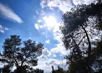 Καιρός: Συννεφιασμένος την Κυριακή με σημάδια βελτίωσης – Πότε και πού αναμένονται βροχές και χιόνια