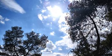 Καιρός: Συννεφιασμένος την Κυριακή με σημάδια βελτίωσης – Πότε και πού αναμένονται βροχές και χιόνια