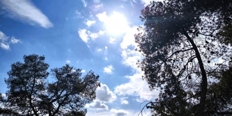 Καιρός: Συννεφιασμένος την Κυριακή με σημάδια βελτίωσης – Πότε και πού αναμένονται βροχές και χιόνια