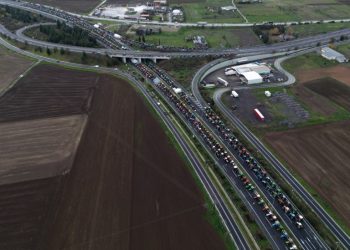 Αγρότες: Κλιμακώνουν παρά την καταστολή εντείνοντας την πίεση στην κυβέρνηση