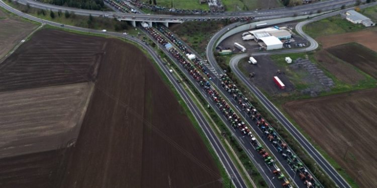Αγρότες: Κλιμακώνουν παρά την καταστολή εντείνοντας την πίεση στην κυβέρνηση