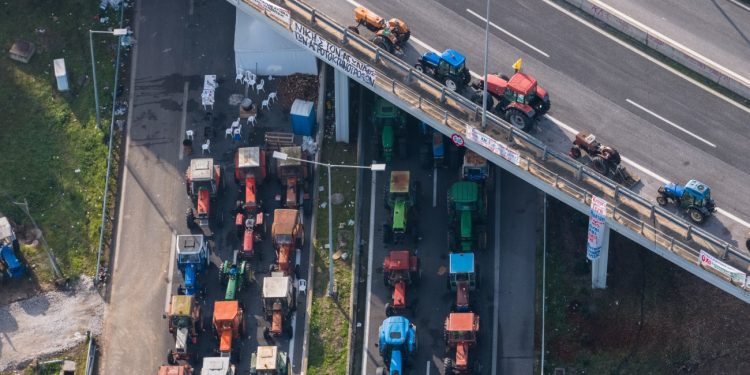Προετοιμάζουν κλιμάκωση οι αγρότες: Συμβολικοί αποκλεισμοί μέχρι την Τρίτη – Στα Μάλγαρα κλείνει το ρεύμα προς Αθήνα