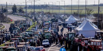 Κόντρα ΝΔ – ΠΑΣΟΚ για τους αγρότες – «Μη ασφαλές περιβάλλον διαλόγου» καταγγέλλει η Χαριλάου Τρικούπη