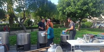 Κρήτη: Κινητοποίηση στο Ρέθυμνο από αγρότες και κτηνοτρόφους – Μοίρασαν κρεατόσουπα στους πολίτες