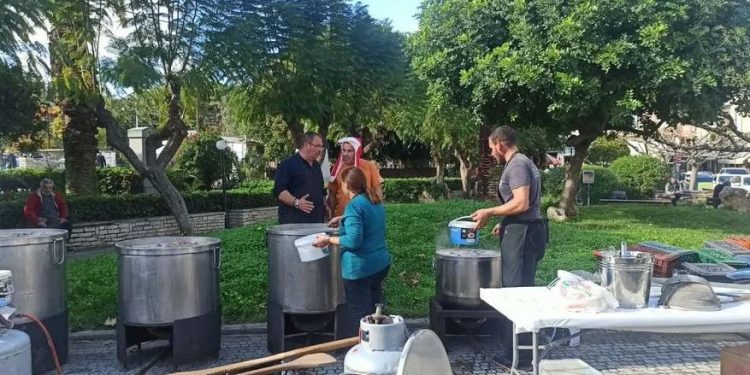 Κρήτη: Κινητοποίηση στο Ρέθυμνο από αγρότες και κτηνοτρόφους – Μοίρασαν κρεατόσουπα στους πολίτες