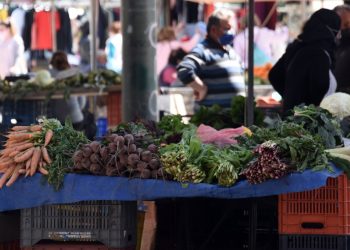 «Οι λαϊκές αγορές συρρικνώνονται – Συνάδελφοί μας εγκαταλείπουν τον πάγκο και δουλεύουν σε σούπερ μάρκετ»
