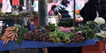 «Οι λαϊκές αγορές συρρικνώνονται – Συνάδελφοί μας εγκαταλείπουν τον πάγκο και δουλεύουν σε σούπερ μάρκετ»