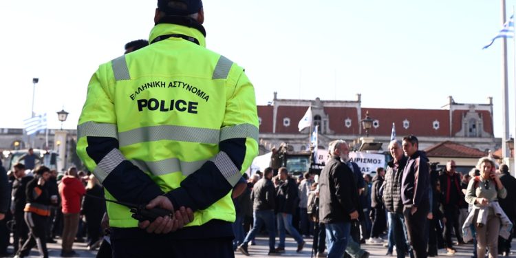 Αγρότες: Έφτασαν τα τρακτέρ στο λιμάνι της Θεσσαλονίκης – Λουκέτο στην πύλη είχε βάλει η ΕΛ.ΑΣ.