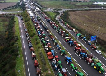 Μητσοτάκης: Μαστίγιο και καρότο στους αγρότες – «Ακραίες μορφές διαμαρτυρίας» τα μπλόκα, χρήματα με το σταγονόμετρο