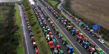 Μητσοτάκης: Μαστίγιο και καρότο στους αγρότες – «Ακραίες μορφές διαμαρτυρίας» τα μπλόκα, χρήματα με το σταγονόμετρο