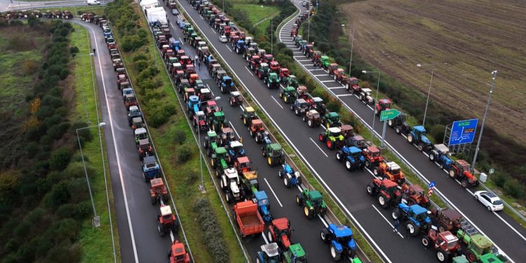 Μητσοτάκης: Μαστίγιο και καρότο στους αγρότες – «Ακραίες μορφές διαμαρτυρίας» τα μπλόκα, χρήματα με το σταγονόμετρο