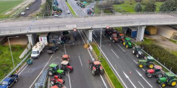 Σε θέσεις μάχης οι αγρότες: Συσκέψεις στα μπλόκα, αποφάσεις μέσα στο Σαββατοκύριακο – Αγωνία στο Μαξίμου