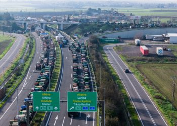 Αγρότες: Η κυβέρνηση τους πετάει το μπαλάκι, αλλά έχει χάσει τον έλεγχο – Τα μπλόκα επιμένουν