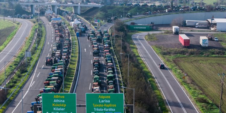 Αγρότες: Η κυβέρνηση τους πετάει το μπαλάκι, αλλά έχει χάσει τον έλεγχο – Τα μπλόκα επιμένουν