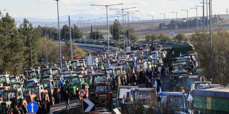 Μπλόκα παντού από τη Νίκαια μέχρι τον Έβρο κυκλώνουν την κυβέρνηση – «Στους δρόμους είναι οι τίμιοι αγρότες»