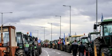 Μπλόκα με χιλιάδες τρακτέρ σε όλη τη χώρα – Κλιμακώνουν οι αγρότες και πιέζουν την κυβέρνηση [Live χάρτης]
