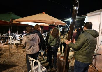 Αγρότες: Προς νέα κλιμάκωση μετά την Πρωτοχρονιά – Γιορτάζουν τα Χριστούγεννα στα μπλόκα, με μουσική και μεζέδες