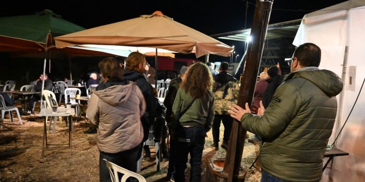 Αγρότες: Προς νέα κλιμάκωση μετά την Πρωτοχρονιά – Γιορτάζουν τα Χριστούγεννα στα μπλόκα, με μουσική και μεζέδες