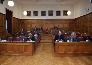 Νέα Αριστερά: Το Μαξίμου «ρίχνει μαύρο» στην Βουλή καταργώντας την ζωντανή τηλεοπτική μετάδοση των εξεταστικών